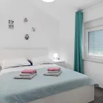 2 Bedroom Cozy In * Bakarac